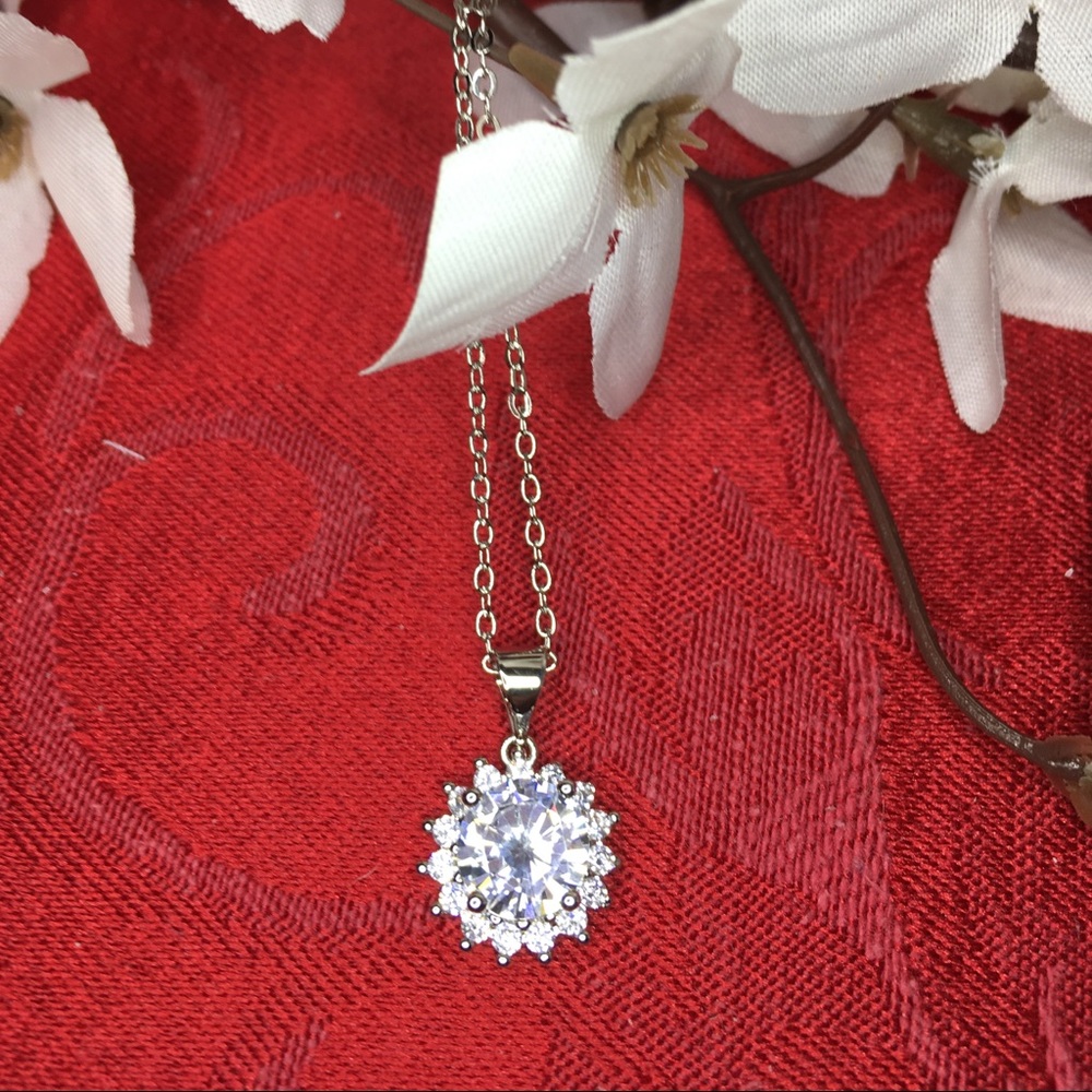 Flower Necklace With Rhinestone NWOT - Picture 4 of 7